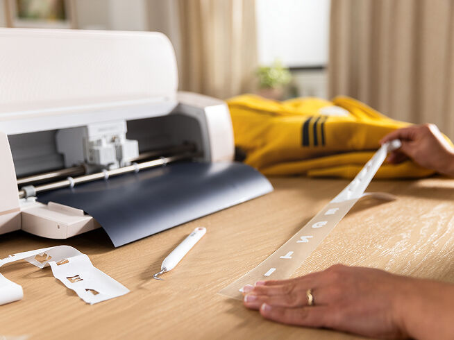 Cricut Explore 3 smart cutting machine cutting blue vinyl